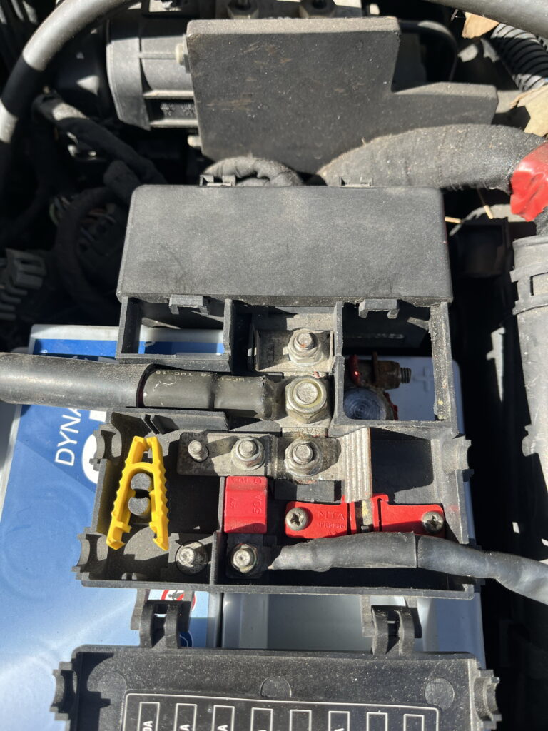 バッテリーターミナル　固定具　＋側　アルファロメオ156