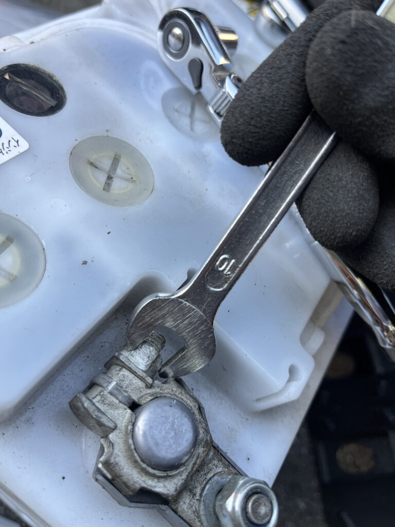 使用済みバッテリー　廃棄前　ターミナル外し方　アルファロメオ