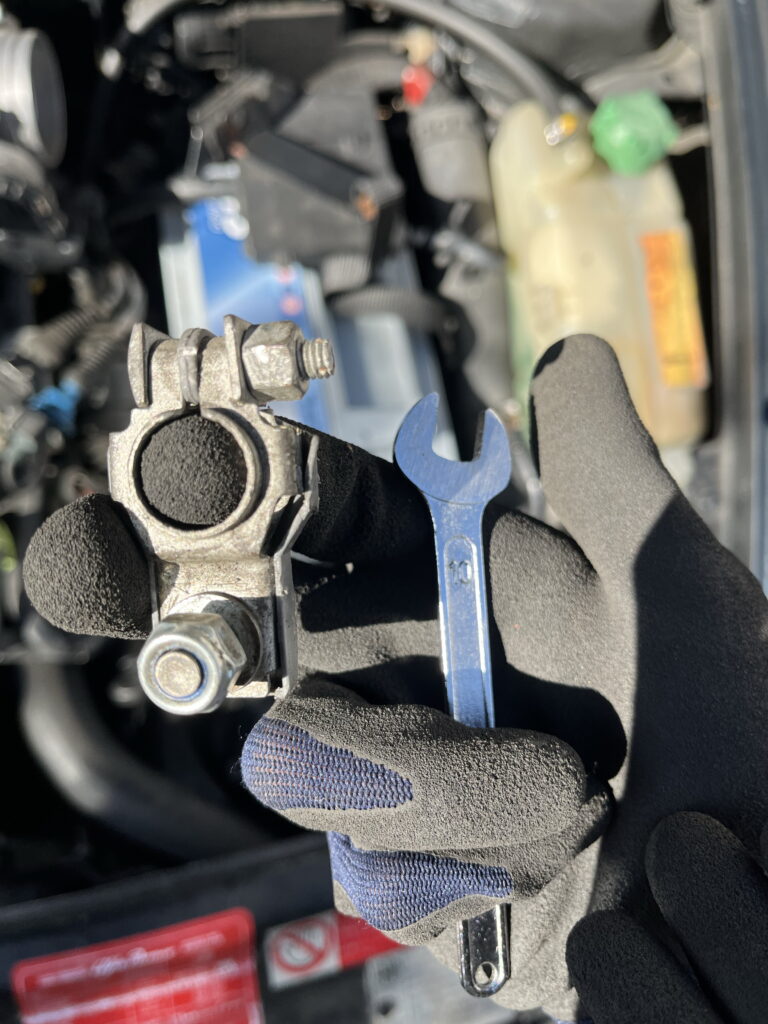 使用済みバッテリー　廃棄前　マイナスターミナル外し方　アルファロメオ