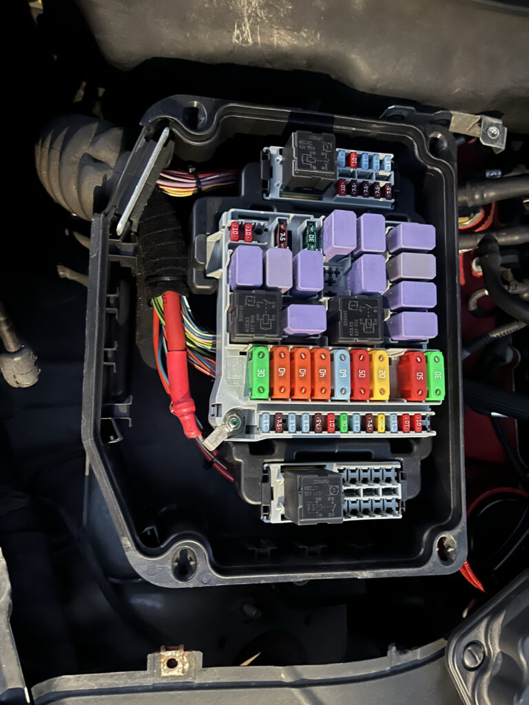 バッテリー上がり 鍵開け インロック キー紛失 バッテリーアクセスターミナル マセラティ クアトロポルテ