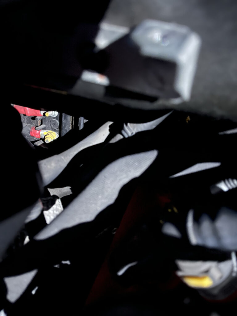 バッテリー上がり 鍵開け インロック キー紛失 バッテリーアクセスターミナル マセラティ クアトロポルテ