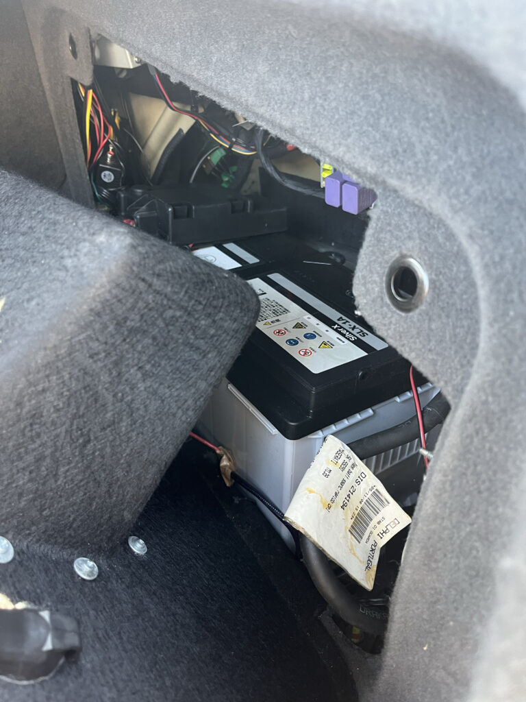 バッテリー上がり 鍵開け インロック キー紛失 バッテリーアクセスターミナル マセラティ クアトロポルテ