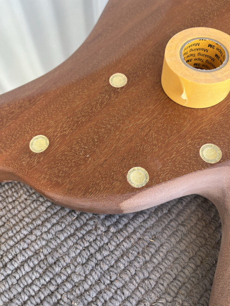 ベース　ハイフレット　削る　カッタウェイ加工　塗装前　マスキング