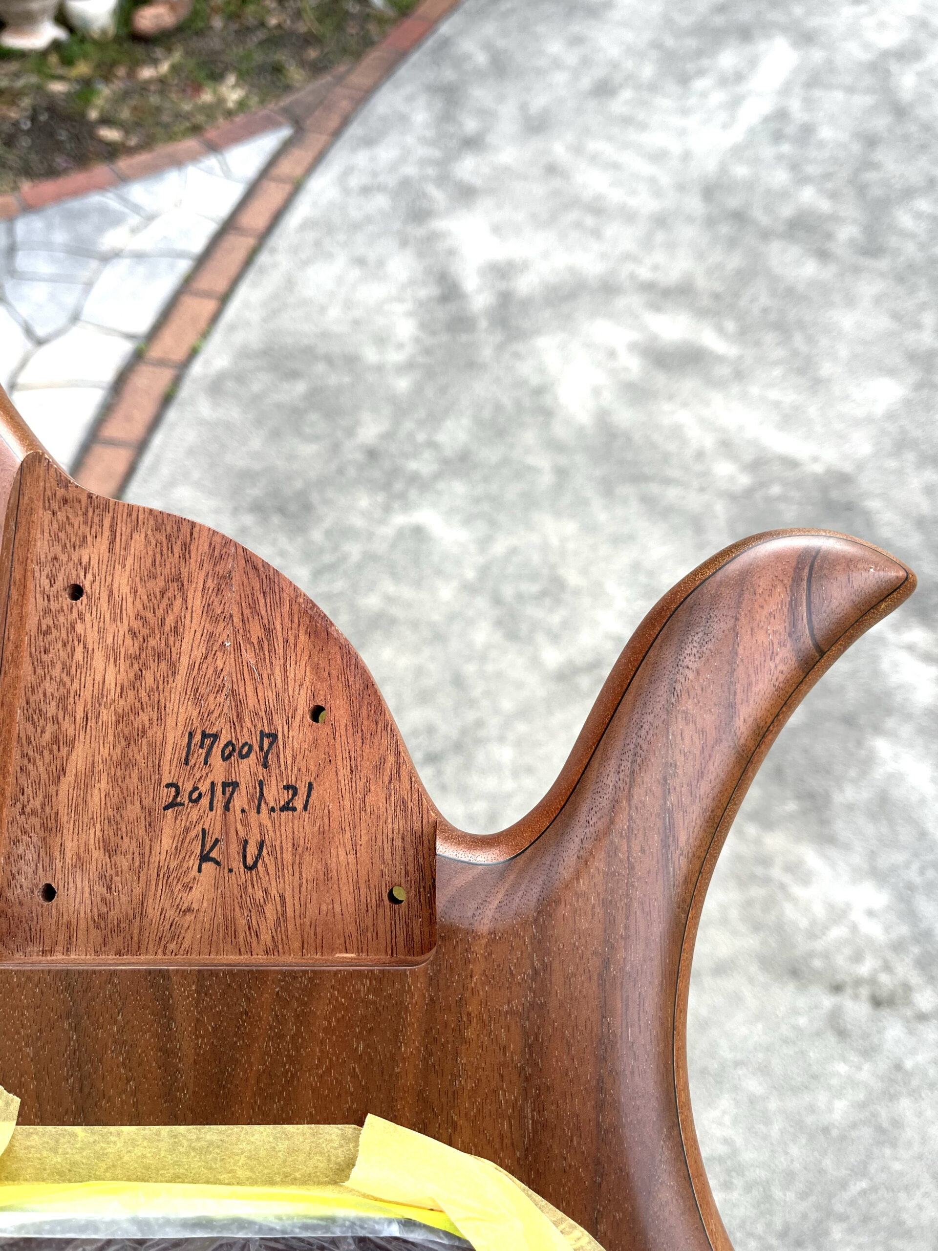 「ハイフレットに指が届かない」とのことで7弦ベースのボディを削る。