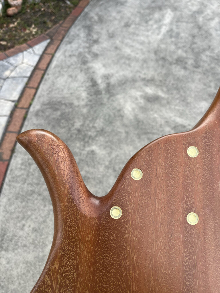 ベース　ハイフレット　削る　カッタウェイ加工　塗装