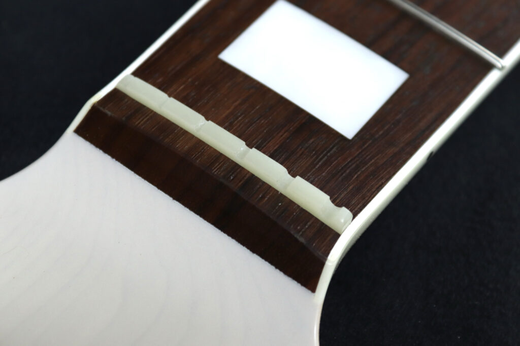 ６弦ベース　ハイF仕様　ナット交換　調整　High Fチューニング　アトリエZ ATELIERZ