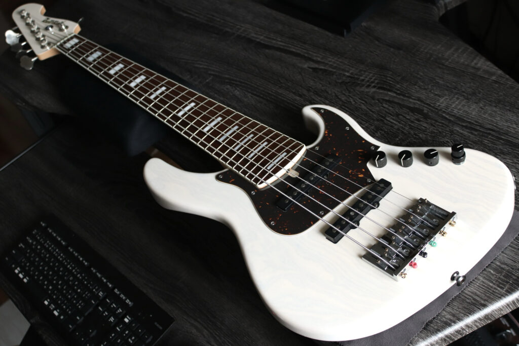 ６弦ベース　ハイF仕様　ナット交換　調整　High Fチューニング　アトリエZ ATELIERZ