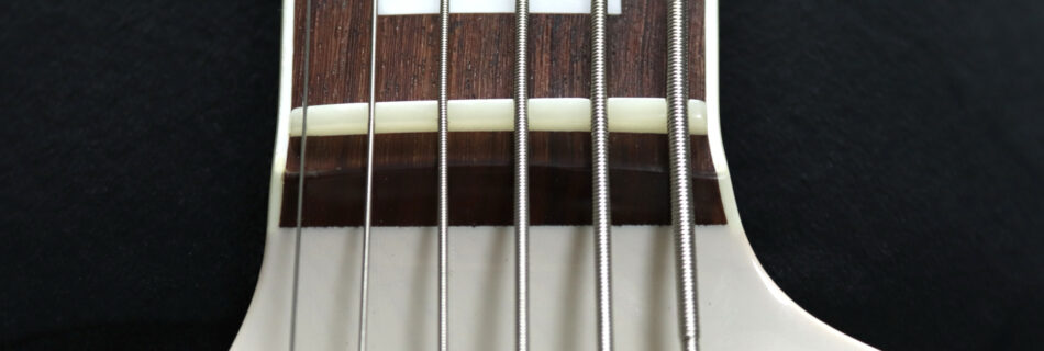 ６弦ベース　ハイF仕様　ナット交換　調整　High Fチューニング　アトリエZ ATELIERZ