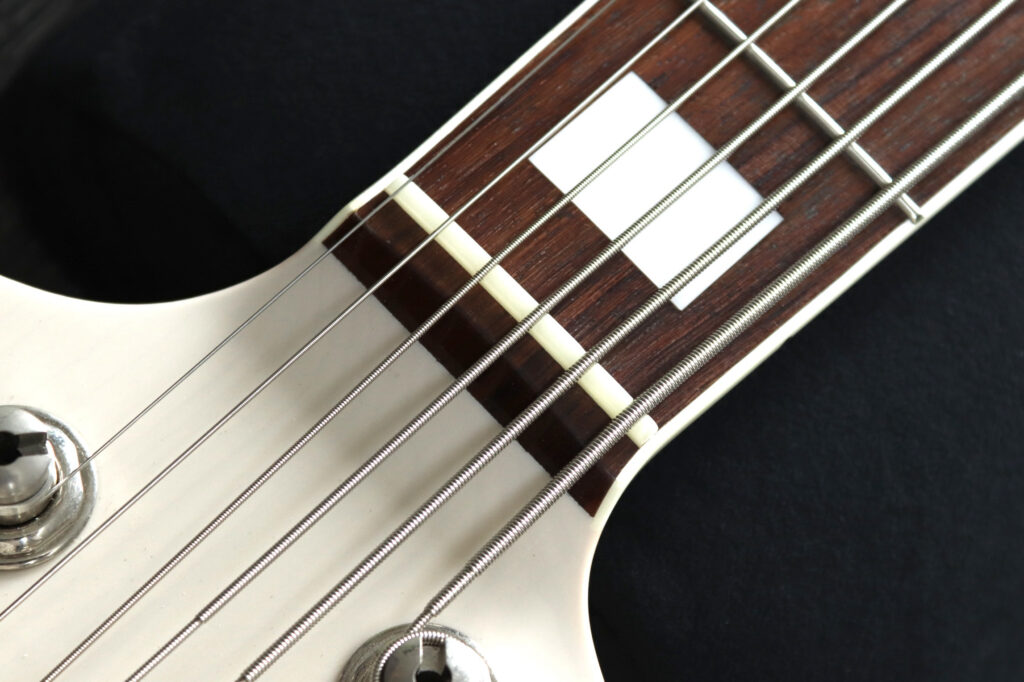 ６弦ベース　ハイF仕様　ナット交換　調整　High Fチューニング　アトリエZ ATELIERZ