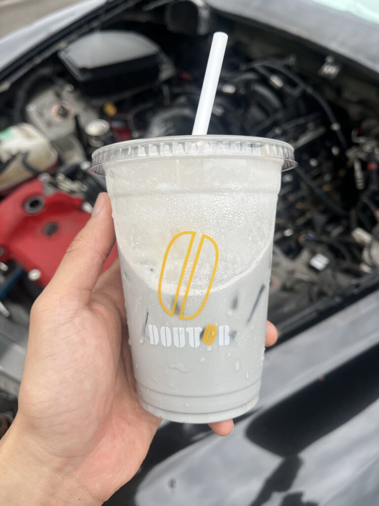 車の整備中 ドリンク 休憩 飲み物