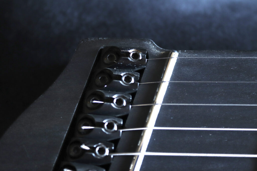 ヘッドレスギター ヘッドピース イモネジ加工 弦が外れる GOC Guitars Materia8